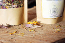 Ayamani Naturals Manifest Tee mit Kräutermischung zur Aktivierung von Manifestation und Inspiration, in einer Teetasse serviert
