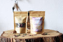 Ayamani Naturals Priesterin Tee mit Lotus, Beifuss, Anis und Kurkuma in 30g, zeigt die Teemischung in einer Tasse.