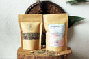 Ayamani Naturals Menopause Relief Grünteemischung, Kräutertee in einer transparenten Tasse mit frischen Kräutern und grünen Blättern.