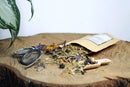 Ayamani Naturals Dream Well Kräutertee in einer offenen Verpackung, zeigt getrocknete Kräuter für luzides Träumen und Astralprojektion