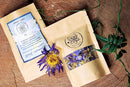 Ayamani Naturals Dream Well Kräutertee in einer Tasse, mit Kräutern und Teeblättern, für luzides Träumen und Astralprojektion