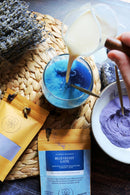 Ayamani Naturals Blauer Samt Latte mit Schmetterlingserbsen-Mischung, cremiger Tee in einer Tasse, Nahaufnahme des aromatischen Getränks