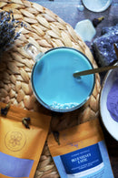 Ayamani Naturals Blauer Samt Latte mit Schmetterlingserbsen, cremiger Tee- und Kaffee-Mischung in einem eleganten Becher