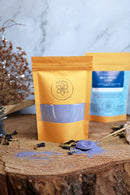 Ayamani Naturals Blauer Samt Latte mit Schmetterlingserbsen-Mischung, cremiger Tee- und Kaffee-Getränk mit blauer Farbe.