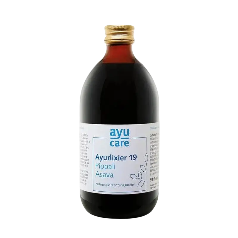 Dunkelbraune Flasche mit Pippali Asava Gärgetränk von Ayucare in 500ml, Bernsteinfarbener Inhalt, natürliche Kräuter und Gewürze sichtbar