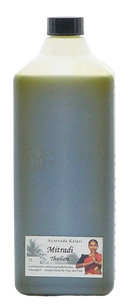 Eine 1-liter flasche mit mitravat thailam ayurveda massageöl mit schwarzem verschluss und etikett mit traditioneller figur