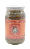 Ein glas mit 450g dunklem amlafrucht-brotaufstrich chyawanprash von rhyner indya ayurveda rhyner brotaufstrich