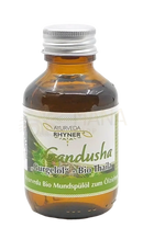 Braune glasflasche mit silbernem schraubverschluss und grünem etikett ayurveda rhyner gandusha mundöl für ayurvedisches mundöl