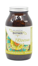 Ein braunes glasgefäß mit silbernem metallverschluss und buntem label von ayurveda rhynner tridosha chai das die verdauung fördert
