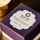 Ayurveda Specialist B.V. Song of India Tridosha Duftkerze mit Lavendel und Zitronengras, zeigt die elegante Duftkerze in Glas.