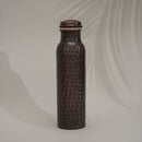 Gehämmerte, antike Kupferwasserflasche von Ayurveda Specialist B.V. mit ungefähr 950 ml Fassungsvermögen, schwere Ausführung.