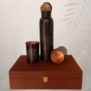 Reines Kupferset Flower of Life Antik mit 950 ml Kupferwasserflasche und 2 Kupferbechern in Geschenkbox, Ayurveda Specialist B.V.