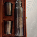 Reines Kupferset Flower of Life Antik mit 950 ml Kupferflasche und 2 Kupferbechern in Geschenkbox, Wasserflasche von Ayurveda Specialist B.V.