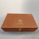 Reines Kupferset Flower of Life Antik mit 950 ml Kupferwasserflasche und 2 Kupferbechern in Geschenkbox, Ayurveda Specialist B.V.