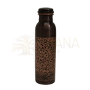 Eine kupferwasserflasche antik mit schwerlast-design in dunkelbraun mit floraler gravur von ayurveda spezialist