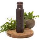 Ayurveda spezialist kupfer wasserflasche gehämmert antik dunkelbraun aus kupfer mit passendem deckel auf holztablett