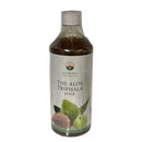 Aloe Triphala Saft in einer 1-Liter-Flasche, Ayurveda Specialist B.V., mit grünen Aloe-Blättern und frischem Saft im Hintergrund