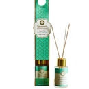 Aurora ayurveda aqua oud room diffuser in klarer glasflasche mit goldverschluss und teal etikett plus holzstäbchen