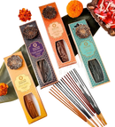 Vier rechteckige song of india ayurveda räucherstäbchen aqua oud mit floralem emblem in gelb schwarz-lila orange und türkis