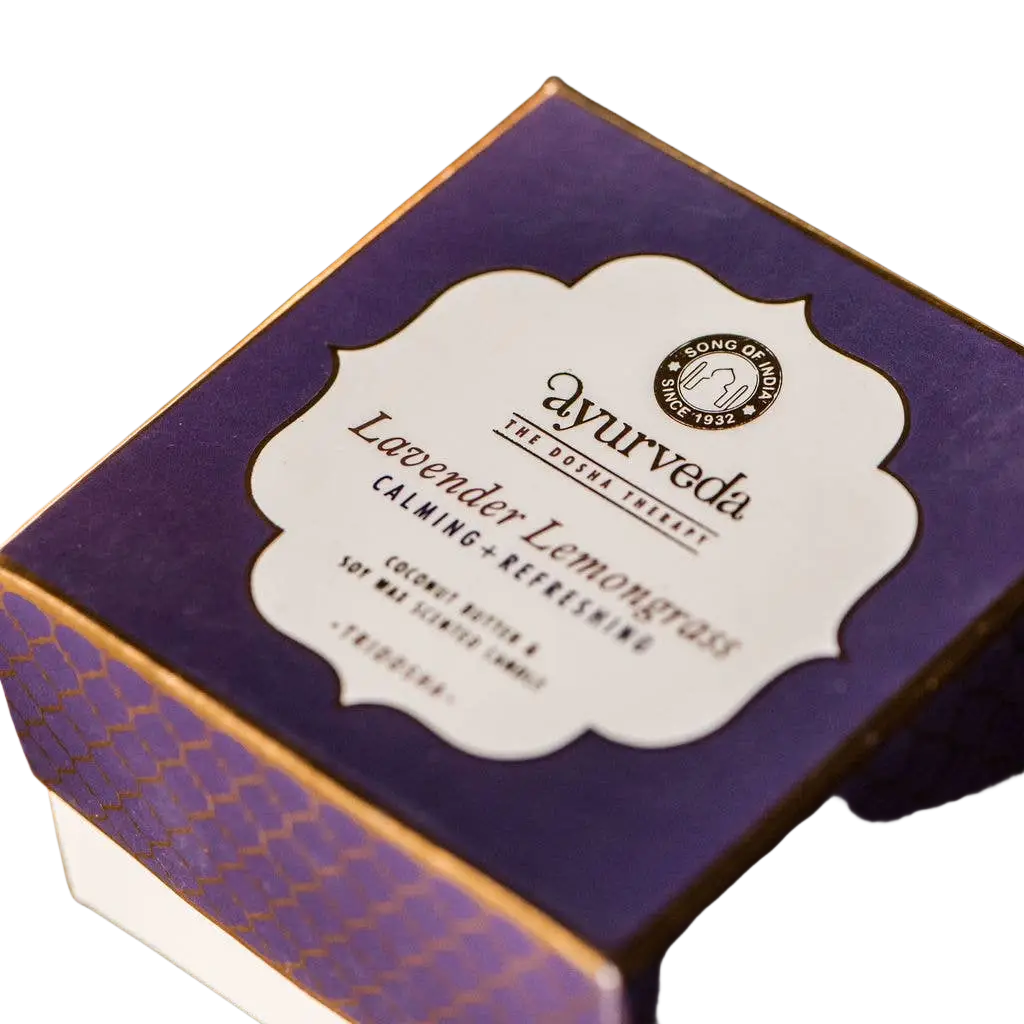 Aromatische Duftkerze von Ayurveda Specialist B.V., Tridosha mit Lavendel und Zitronengras, in einer stilvollen Kerzenhalterung.
