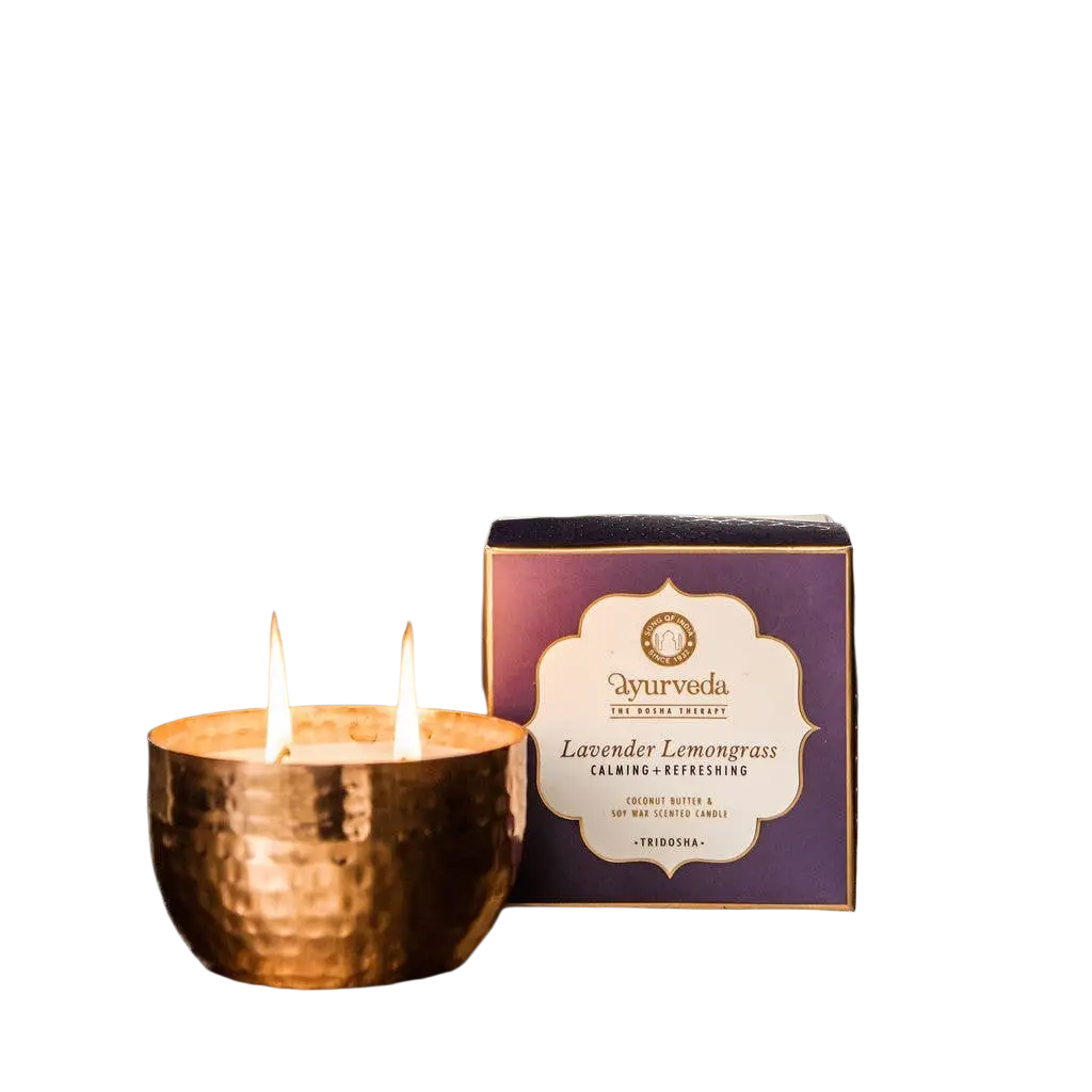 Aromakerze von Ayurveda Specialist B.V., Song of India, Tridosha Duftkerze mit Lavendel und Zitronengras, brennend in einem Raum.