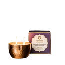 Goldener gehämmerter kupfer kerzenhalter mit zwei brennenden kerzen für tridosha lavendel zitronengras duftkerze