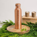 Reine Kupferwasserflasche von Ayurveda Specialist B.V. mit 7 Chakren, mattes Finish, circa 1 Liter, handliches Trinkgefäß