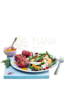Ein lebendiger teller ayurvedisch kochen mit rosa patties, spargel, granatapfelkernen und orangenscheiben