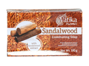 Ayurvedische sandelholz-seife von vatika in brauner packaging mit holzchip-design und 100g vatika sandalwood soap