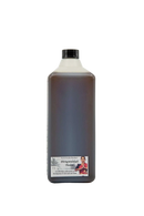 Eine 1 liter transparente plastikflasche mit schwarzem deckel gefüllt mit dunkelbraunem ayurvedischem kopf- und haaröl bhringamalakadi von midgard kalari