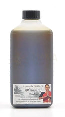 Ein dunkelbraune 500ml plastikflasche mit schwarzem deckel des ayurvedisches kopf- und haaröl bhringaraj tailam, kühlend und nährend