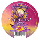 Ein rundes Produktetikett für Ancient Purity Blaue Lotusblume (20g/0.7oz e), das einen lebendigen lila-rosa Hintergrund, Bilder von frischen und getrockneten Blüten sowie ein zentrales Logo mit dem Lebensbaum-Symbol zeigt.
