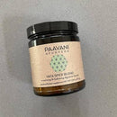 Ein leicht gekipptes Glas "PAAVANI AYURVEDA VATA SPICE BLEND" (2.47 oz / 70g) auf einer grauen, gesprenkelten Oberfläche, was auf ein pflanzliches Verdauungsergänzungsmittel hinweist.