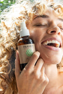 Braune Glas-Sprühflasche mit PAAVANI Vata Gesichtswasser für trockene Haut.