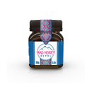 Ein 150-g-Glas Mad Honey Nepal mit blauem Etikett und farbenfrohen geometrischen Mustern auf weißem Hintergrund.