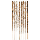 Eine vertikale Anordnung von zehn dicken, handgefertigten Artisan-Räucherstäbchen, die mit einer braunen, groben Mischung aus getrockneten Kräutern und Holz beschichtet sind. Sie stehen aufrecht auf dünnen, hellen Holzbasen.