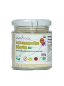 Ein Glasgefäß mit "Ayurveda autentico Ashwagandha Churna Bio" auf weißem Hintergrund. Das Vorderetikett zeigt den Produktnamen, "Usada tradicionalmente en Ayurveda" (traditionell in Ayurveda verwendet) und Zertifizierungen für "Sin Gluten", "100% Natural", "OMG" (gentechnikfrei) und "100 g".