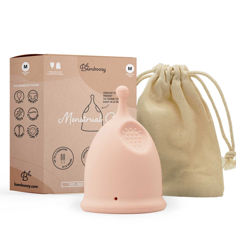 Eine rosa Bamboozy Menstruationstasse (Größe M) mit ihrem beigen Tragebeutel und Kartonverpackung, hervorhebend ihre normale Größe, Wiederverwendbarkeit und die Kapazität von bis zu 2 Tampons für 8-12 Stunden.