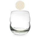  Ein klares, ergonomisch geformtes Glas mit leicht abgerundetem Boden. Es ist mit dem Symbol der Blume des Lebens in Goldfarbe oben und auf der Basis verziert.