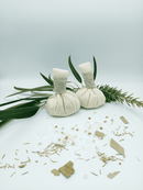 Zwei Kräuterstempel mit Eukalyptus, Rosmarin und Salzkristallen.