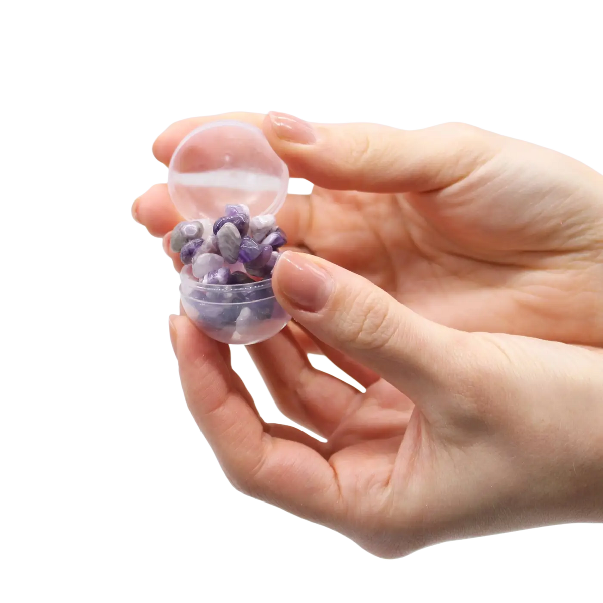 Ein 4er pack badebombe mit amethyst-gemstone-armband und klarem wasser enthält violette und graue ohrstöpsel im mana shop
