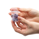Ein 4er pack badebombe mit amethyst-gemstone-armband und klarem wasser enthält violette und graue ohrstöpsel im mana shop