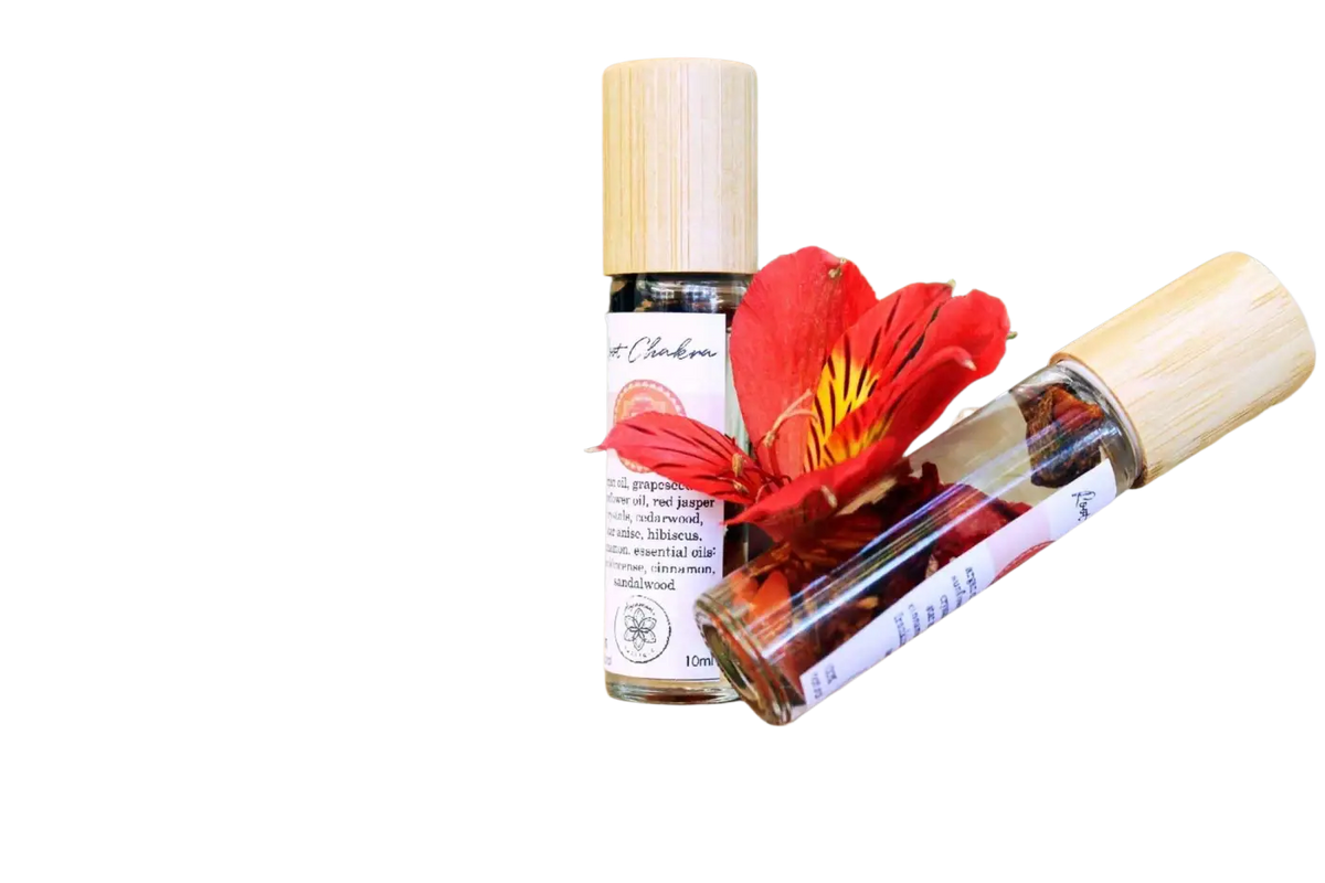 Ätherisches Wurzel-Chakra-Öl von Ayamani Naturals mit Kräutern und Kristallen zur Balance des Wurzelchakras.