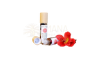 Ein klarer glas-rollerball mit bambusverschluss und weißem etikett enthält dunkles balancierendes wurzel chakra öl von ayamani naturals muladhara chakra