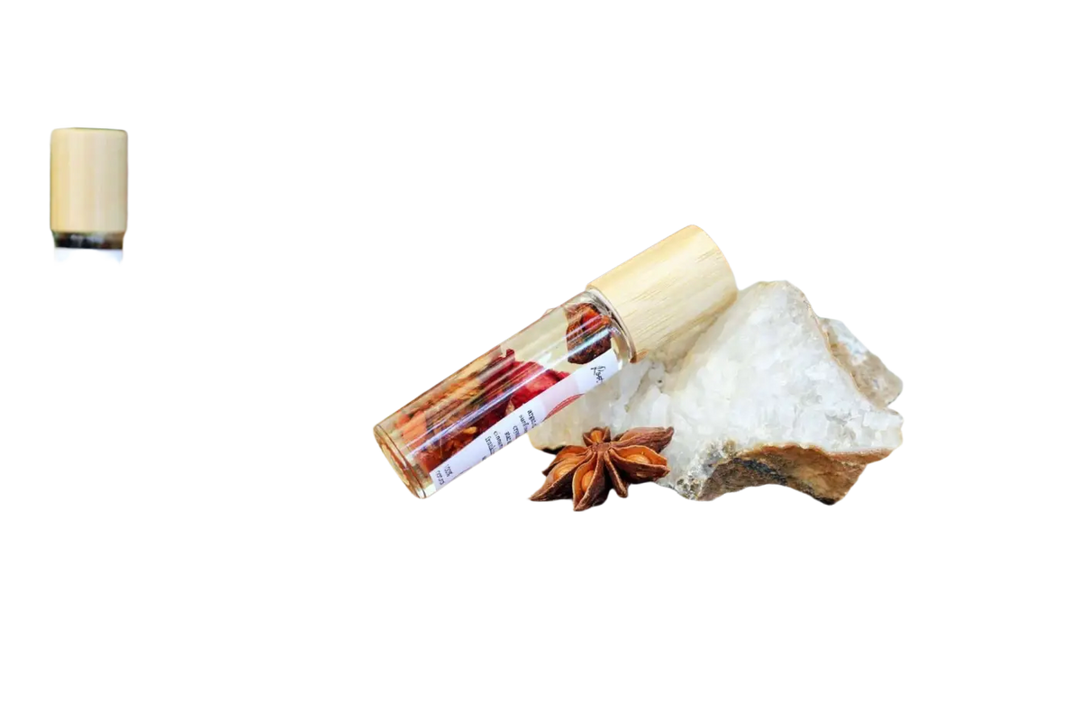 Ätherisches Wurzelchakra-Öl von Ayamani Naturals mit Kräutern und Kristallen zur Förderung der Balance und Entspannung.