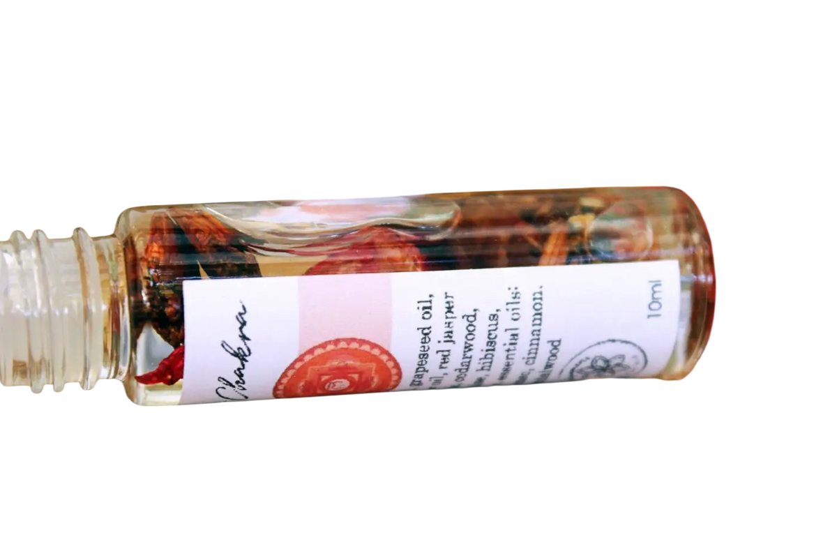 Ätherisches Balancierendes Wurzel-Chakra-Öl mit Kräutern und Kristallen von Ayamani Naturals, flüssiges Öl in dunkler Flasche