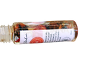 Ein klares glasfläschchen mit balancierendem wurzel-chakra-öl von ayamani naturals mit rosehip seed oil und zimt