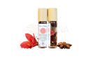 Zwei klare glas-roll-on-flaschen mit bambusdeckeln, eine mit hellem wurzel chakra öl und die andere mit getrockneten kräutern ayamani naturals muladhara chakra