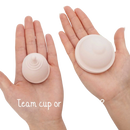Zwei blassrosa silikon menstruationsscheiben von bamboozy mit unterschiedlichem randdesign als sichere alternative im mana shop