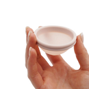 Eine weiche rosa silikon menstruationsscheibe von bamboozy als sichere alternative zu tampons im mana shop